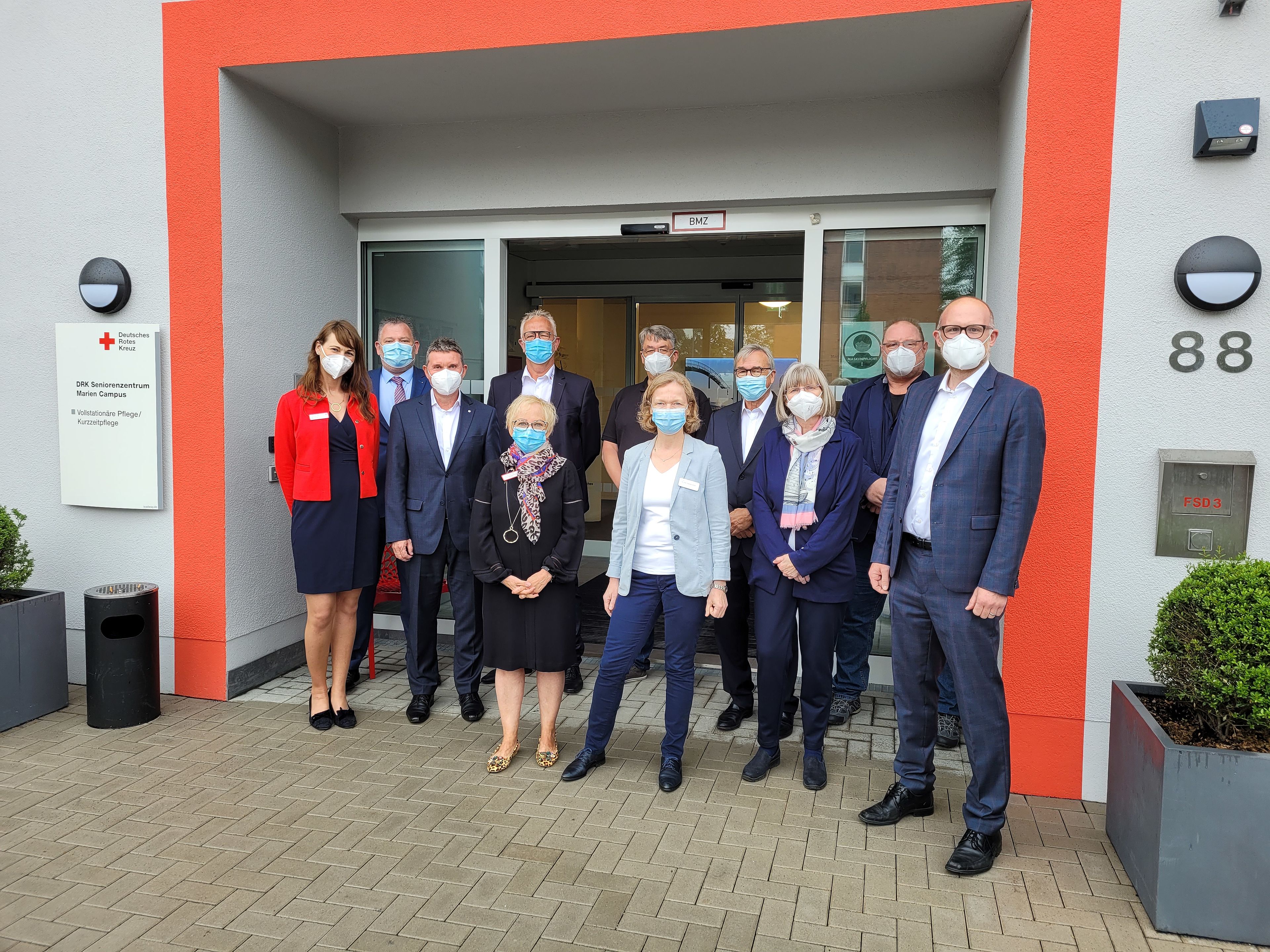 Gruppenbild vor dem Mariencampus
