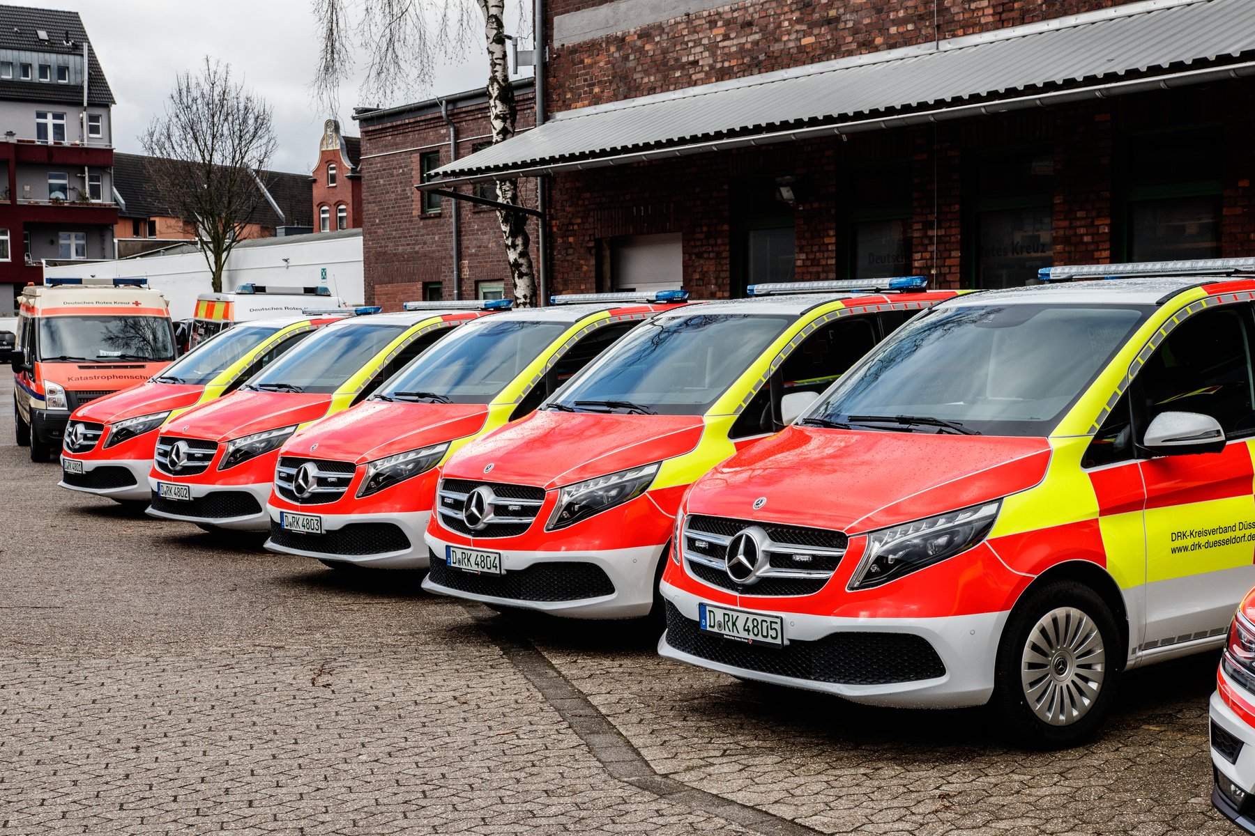 Fahrzeugflotte des DRK-Düsseldorf Medizinischen Transportdienstes