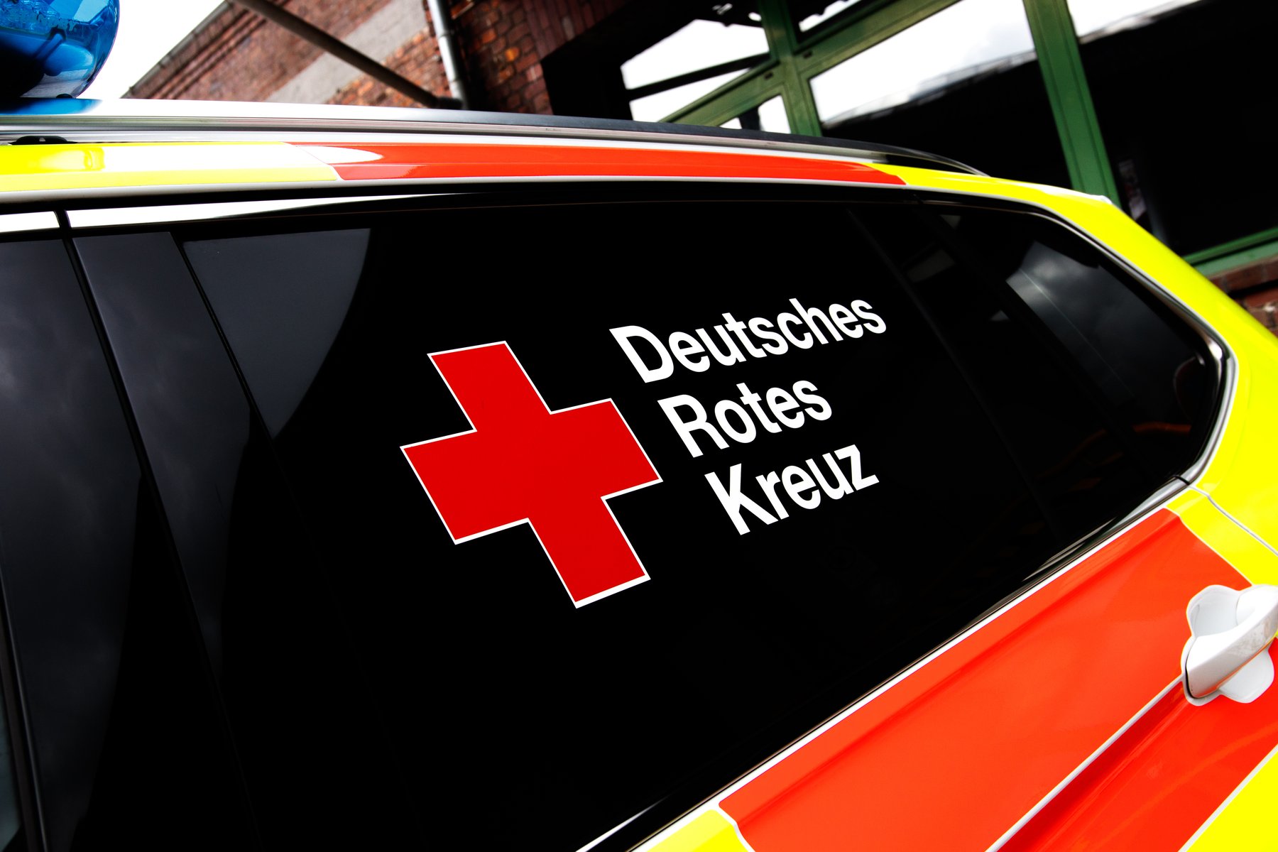 Deutsches Rotes Kreuz Logo am Einsatzfahrzeug