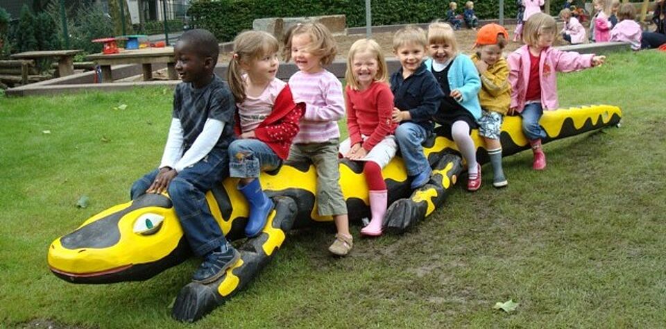 Kita Kinder auf großem Salamander