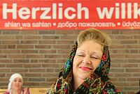Eine FRau aus dem Zentrum plus lacht in die KAmera