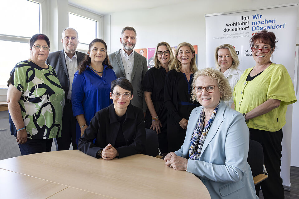 Ministerin Josefine Paul (vorne links) im Austausch mit Vertreterinnen und Vertretern der liga wohlfahrt düsseldorf – darunter auch das Deutsche Rote Kreuz Düsseldorf. Das Treffen fand am 3. Juli 2025 in Düsseldorf statt und diente dem Dialog zu aktuellen Herausforderungen in der Kinder- und Familienbildung sowie zu Fragen der Migration und Integration.