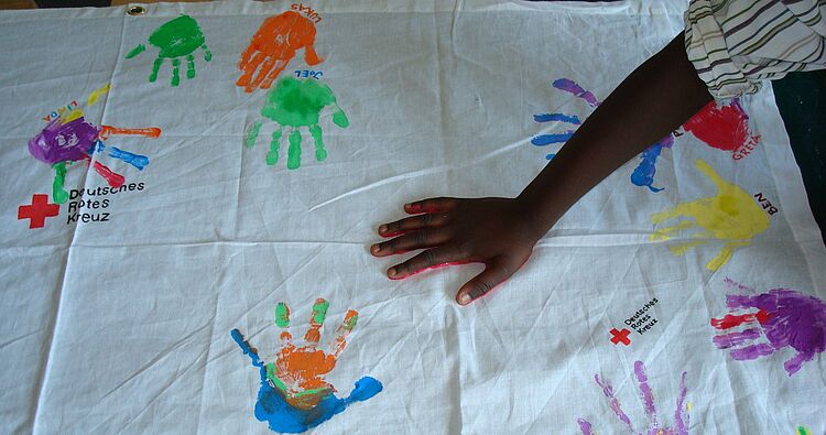 Kinder machen mit Farbe Handabdrücke