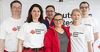 eine Gruppe Ehrenamtlicher in T-Shirts mit dem DRK Logo