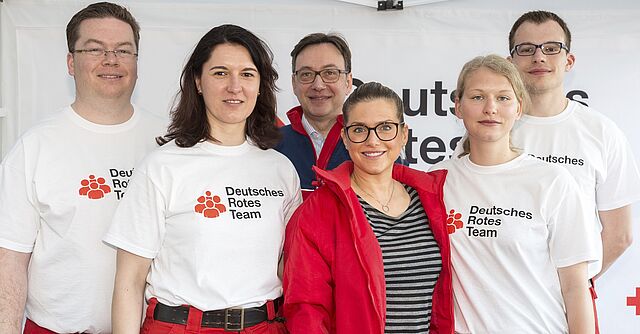 eine Gruppe Ehrenamtlicher in T-Shirts mit dem DRK Logo