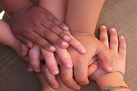 Hände verschiedenen Alters liegen übereinander