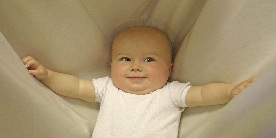 Baby in weißem Tuch