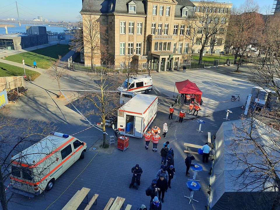 Blick auf den Johannes-Rau-Platz: die ersten Gäste sind bereits eingetroffen
