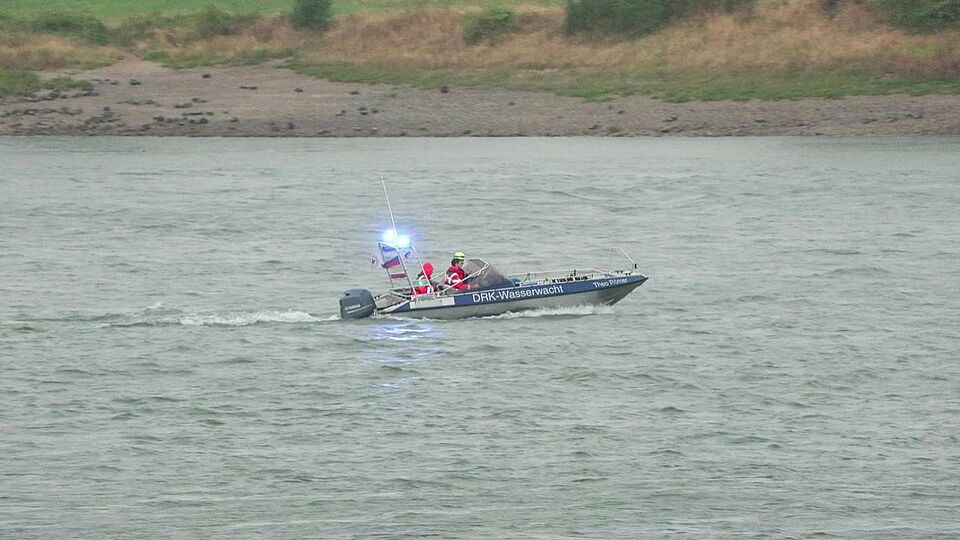 Ein Boot der Wasserwacht Düsseldorf fährt auf dem Rhein zu einem Einsatz.