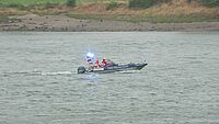 Ein Boot der Wasserwacht Düsseldorf fährt auf dem Rhein zu einem Einsatz.