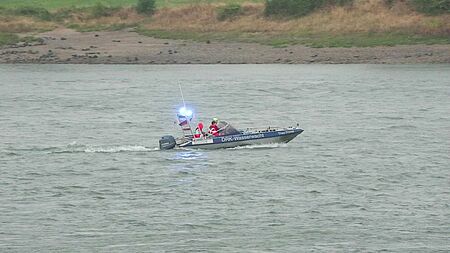Ein Boot der Wasserwacht Düsseldorf fährt auf dem Rhein zu einem Einsatz.