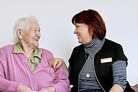 Seniorin mit Pflegerin
