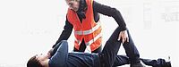 Ersthelfer legt Patient in stabile Seitenlage