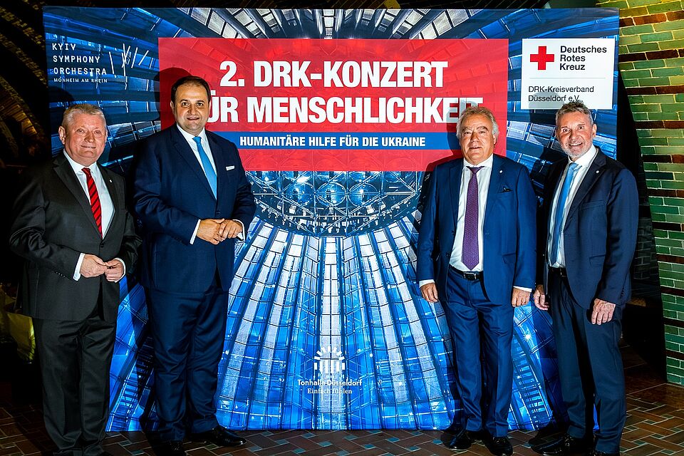 Foto: David Stursberg v.l.n.r.: Hermann Gröhe, Präsident Deutsches Rotes Kreuz, Nathanael Liminski, Minister für Bundes- und Europaangelegenheiten, Internationales sowie Medien des Landes Nordrhein-Westfalen und Chef der Staatskanzlei, Olaf Lehne, Präsident DRK-Düsseldorf, Stefan M. Fischer, Vorsitzender des Vorstands DRK-Düsseldorf