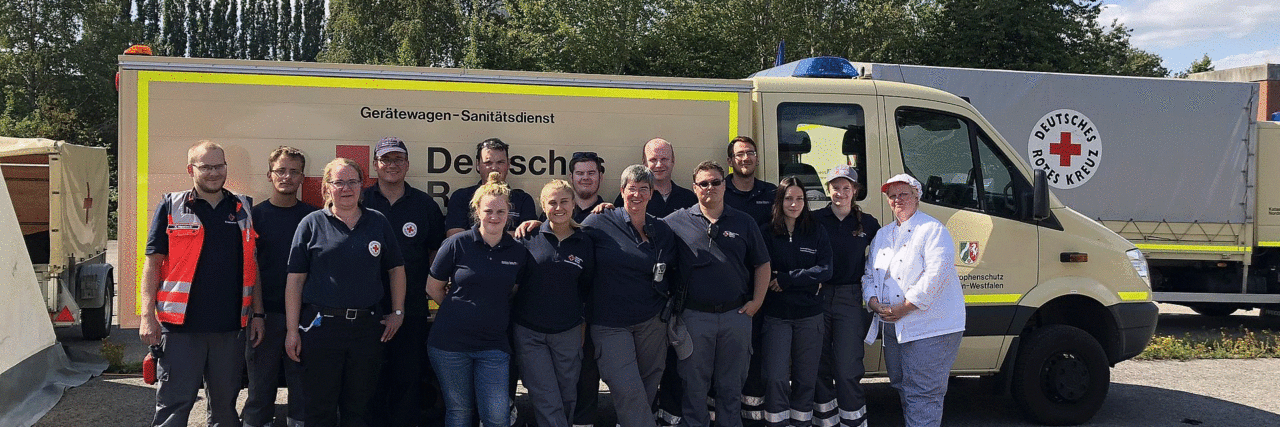 Bereitschaft Nord vor dem Sanitätsdienst Gerätewagen