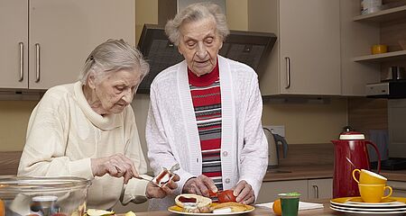 2 Bewohnerinnen bereiten frühstück zu 