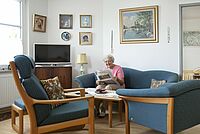 Seniorin im Wohnzimer